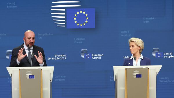 O presidente do Conselho Europeu, Charles Michel, à esquerda, e a presidente da Comissão Europeia, Ursula von der Leyen, participam de uma coletiva de imprensa em uma cúpula da UE em Bruxelas, 30 de junho de 2023 - Sputnik Brasil