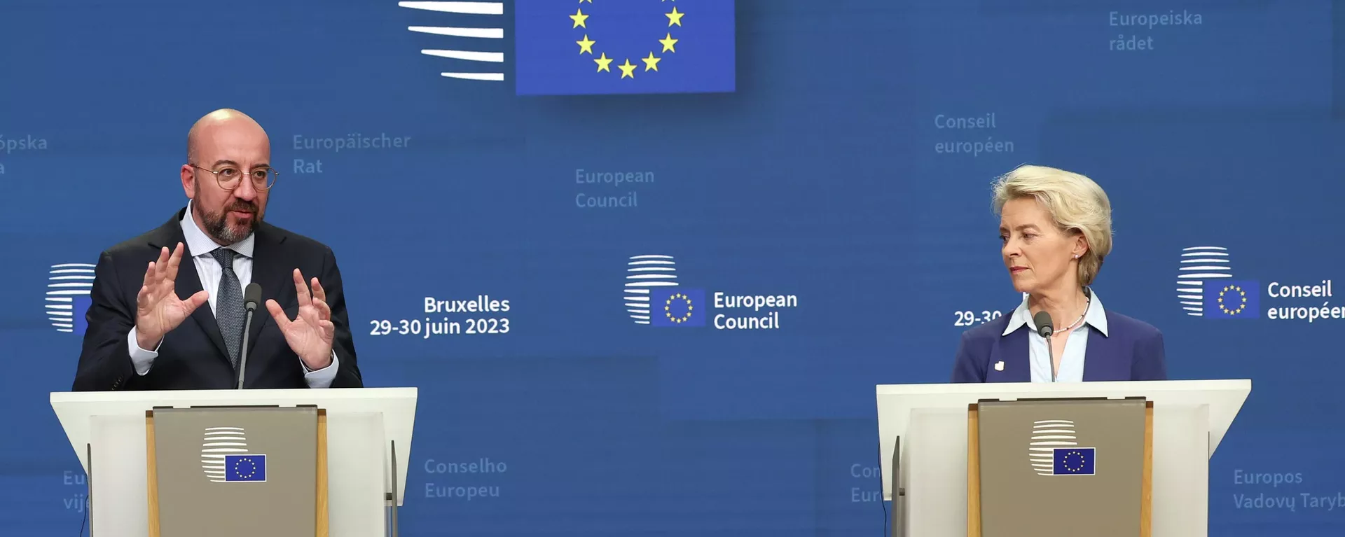 O presidente do Conselho Europeu, Charles Michel, à esquerda, e a presidente da Comissão Europeia, Ursula von der Leyen, participam de uma coletiva de imprensa em uma cúpula da UE em Bruxelas, 30 de junho de 2023 - Sputnik Brasil, 1920, 06.10.2023
