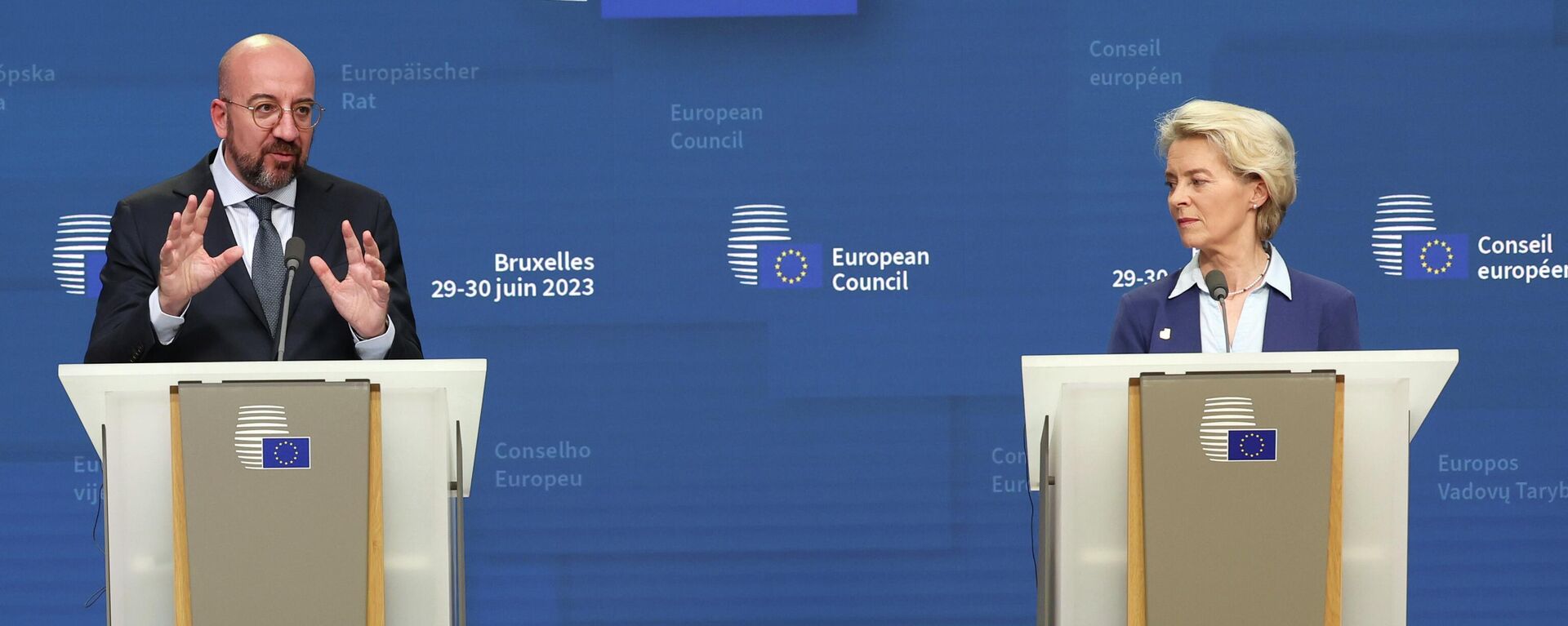 O presidente do Conselho Europeu, Charles Michel, à esquerda, e a presidente da Comissão Europeia, Ursula von der Leyen, participam de uma coletiva de imprensa em uma cúpula da UE em Bruxelas, 30 de junho de 2023 - Sputnik Brasil, 1920, 03.08.2023
