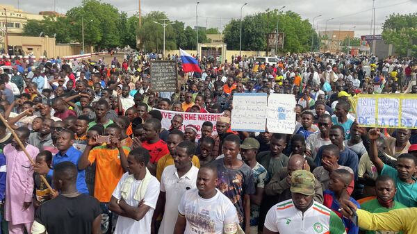 Apoiadores da junta governante do Níger se reúnem para um protesto chamado para lutar pela liberdade do país e resistir à interferência estrangeira, em Niamey, Níger, 3 de agosto de 2023 - Sputnik Brasil