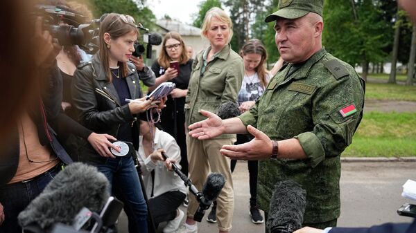 O major-general Leonid Kosinsky fala com jornalistas no acampamento do exército bielorrusso perto da vila de Tsel, cerca de 90 quilômetros (cerca de 55 milhas) a sudeste de Minsk, Bielo-Rússia, sexta-feira, 7 de julho de 2023 - Sputnik Brasil