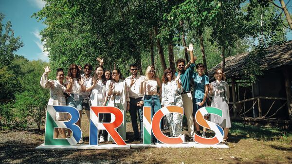 Jovens de Brasil, Rússia, Índia, China e África do Sul reunidos durante o 3º Campo da Juventude do BRICS, em Ulianovsk, Rússia, 3 de agosto de 2023. - Sputnik Brasil