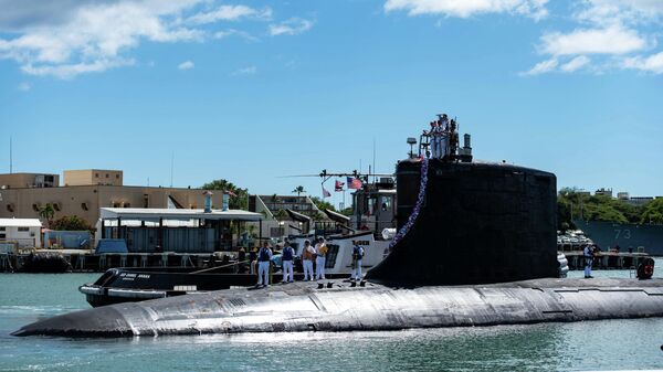 Nesta foto fornecida pela Marinha dos EUA, o submarino de ataque rápido da classe Virginia USS Illinois (SSN 786) retorna para casa na Base Conjunta Pearl Harbor-Hickam de uma implantação na área de responsabilidade da 7ª Frota em 13 de setembro de 2021 - Sputnik Brasil