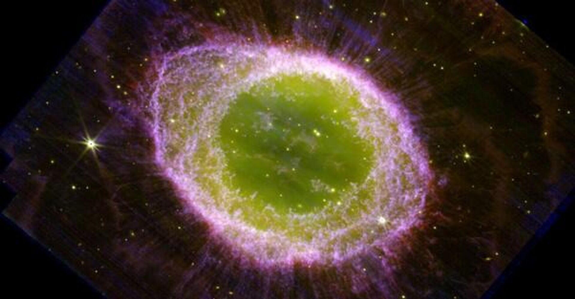 O interior do anel é preenchido com gás quente. A estrela que ejetou todo este material é visível no centro
 - Sputnik Brasil, 1920, 05.08.2023