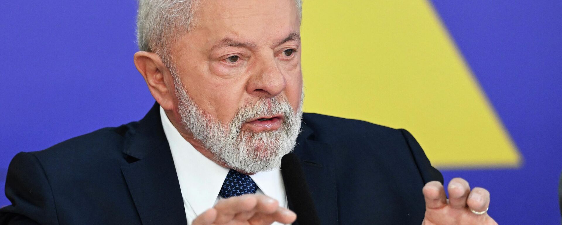O presidente brasileiro Luiz Inácio Lula da Silva fala durante um café da manhã com correspondentes estrangeiros no Palácio do Planalto em Brasília em 2 de agosto de 2023 - Sputnik Brasil, 1920, 05.08.2023