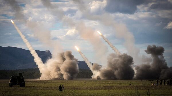 Foguetes são lançados de sistema de lança-foguetes Himars do Exército dos EUA durante exercícios militares conjuntos em um campo de tiro no norte da Austrália como parte do Exercício Talisman Sabre, em Shoalwater Bay, Austrália, 22 de julho de 2023 - Sputnik Brasil
