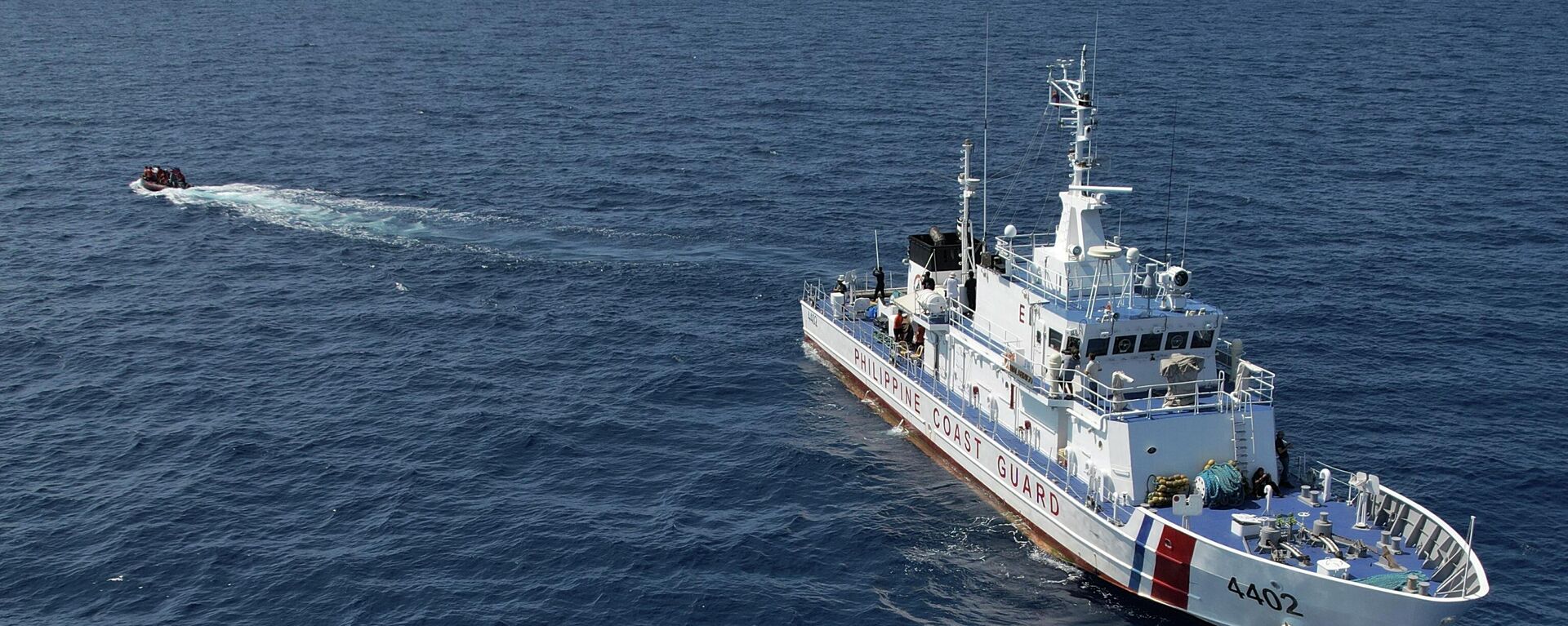 BRP Malabrigo, navio da Guarda Costeira das Filipinas, lança barco para transportar suprimentos à Ilha Nanshan, ocupada pelas Filipinas, ou localmente chamada de Lawak, no mar do Sul da China, 20 de abril de 2023 - Sputnik Brasil, 1920, 15.02.2024