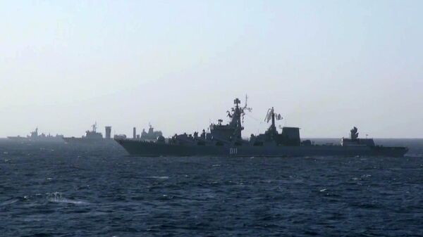 Navios de guerra das Marinhas chinesa e russa durante exercício militar - Sputnik Brasil