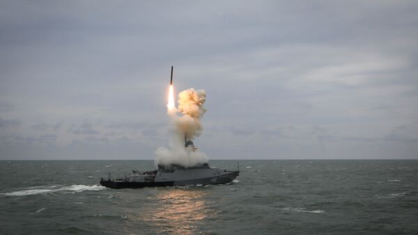 A corveta Grad Sviyazhsk dispara o míssil Kalibr durante a fase final dos exercícios de verão dos grupos de batalha da Flotilha do Cáspio (foto de arquivo) - Sputnik Brasil