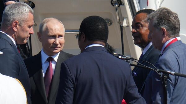 Vladimir Putin, presidente da Rússia, conversa com líderes de países participantes do Fórum Rússia-África no principal desfile naval por ocasião do Dia da Marinha d Rússia, 30 de julho de 2023 - Sputnik Brasil
