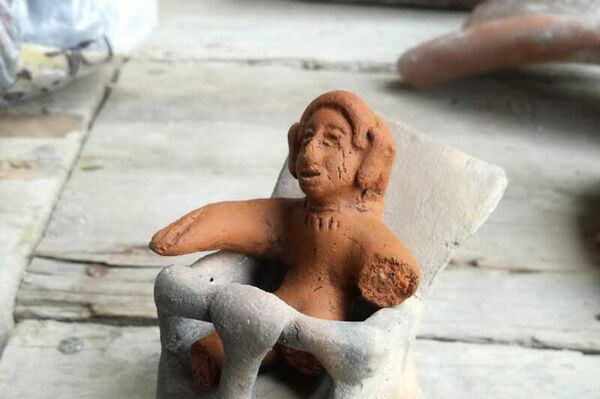 Uma pequena estatueta de barro encontrada no sítio arqueológico de Teotihuacan, México - Sputnik Brasil