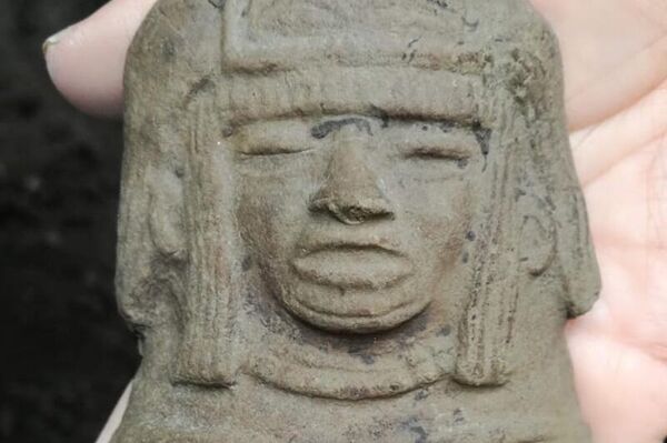 Estatueta de pedra encontrada no sítio arqueológico de Teotihuacan, México - Sputnik Brasil