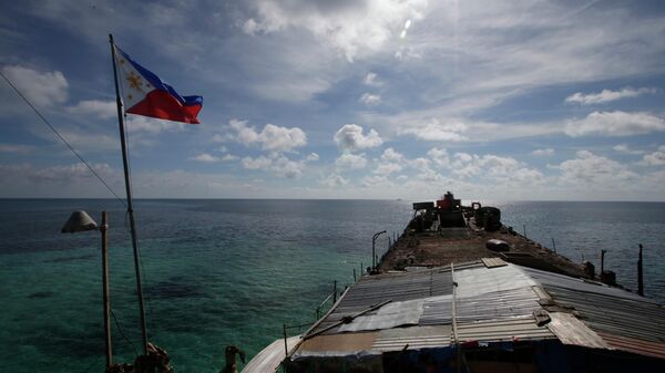 Nesta foto tirada em 29 de março de 2014, uma bandeira filipina tremula no convés do navio da Marinha filipina LT 57 Sierra Madre ao largo de Second Thomas Shoal no mar do Sul da China - Sputnik Brasil