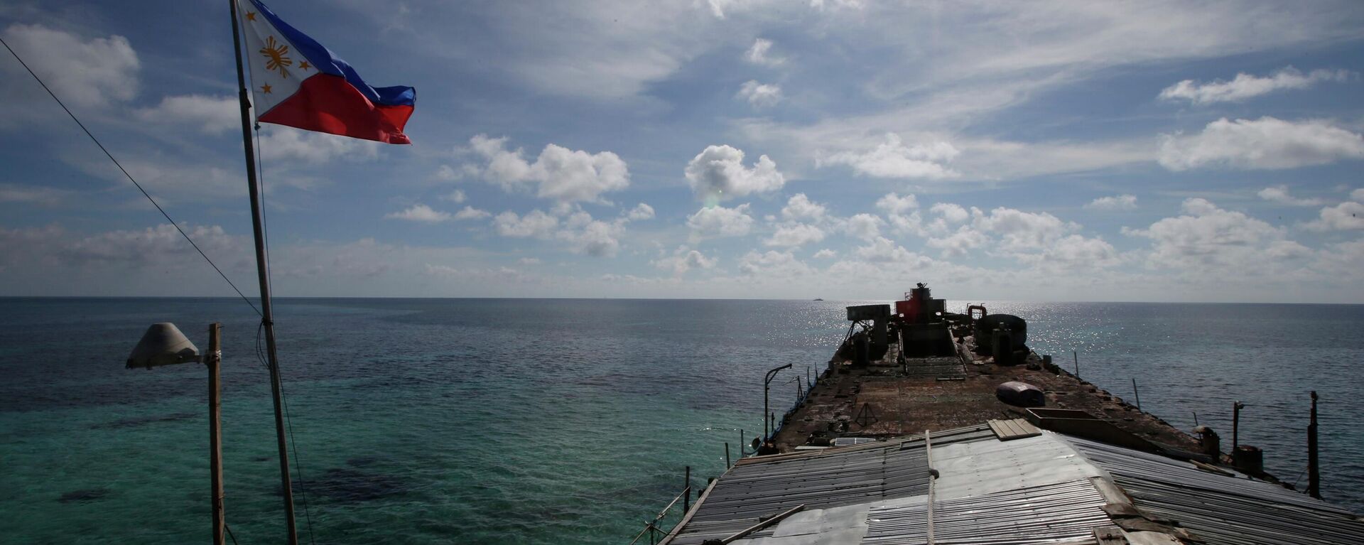 Nesta foto tirada em 29 de março de 2014, uma bandeira filipina tremula no convés do navio da Marinha filipina LT 57 Sierra Madre ao largo de Second Thomas Shoal no mar do Sul da China - Sputnik Brasil, 1920, 09.08.2023