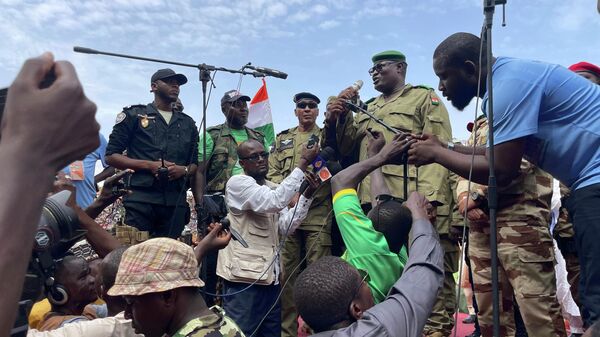 Mohamed Toumba, um dos soldados que derrubaram o presidente nigeriano Mohamed Bazoum, fala aos apoiadores da junta governante do Níger em Niamey, Níger, 6 de agosto de 2023 - Sputnik Brasil