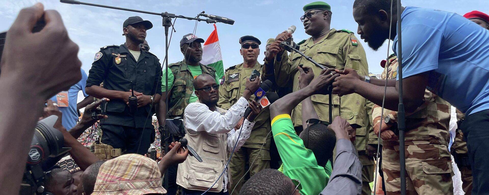 Mohamed Toumba, um dos soldados que derrubaram o presidente nigerino Mohamed Bazoum, fala a apoiadores da junta governante do Níger em Niamey, em 6 de agosto de 2023 - Sputnik Brasil, 1920, 24.04.2024