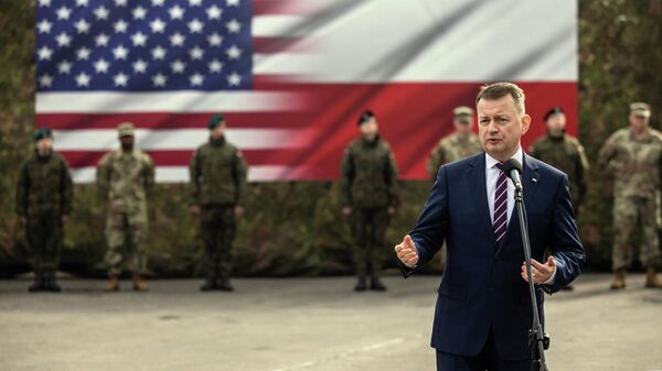 O vice-primeiro-ministro e ministro da defesa polonês Mariusz Blaszczak fala durante a cerimônia de inauguração da guarnição permanente do Exército dos EUA na Polônia, em Camp Kosciuszko em Poznan, em 21 de março de 2023 - Sputnik Brasil