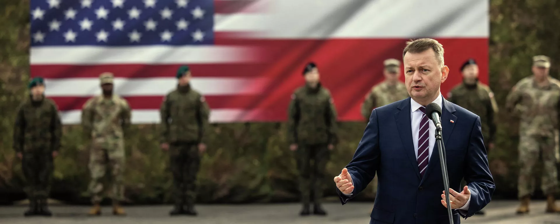 O vice-primeiro-ministro e ministro da defesa polonês Mariusz Blaszczak fala durante a cerimônia de inauguração da guarnição permanente do Exército dos EUA na Polônia, em Camp Kosciuszko em Poznan, em 21 de março de 2023 - Sputnik Brasil, 1920, 10.08.2023