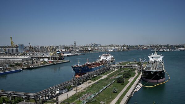 Navios atracados no porto de Constanta, Romênia, mar Negro, 21 de junho de 2022 - Sputnik Brasil