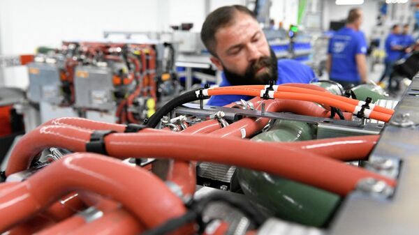 Um funcionário da empresa de tecnologia alemã Bosch trabalha em um módulo de energia de célula de combustível no local de produção da empresa em Stuttgart, sul da Alemanha, em 12 de julho de 2023 - Sputnik Brasil
