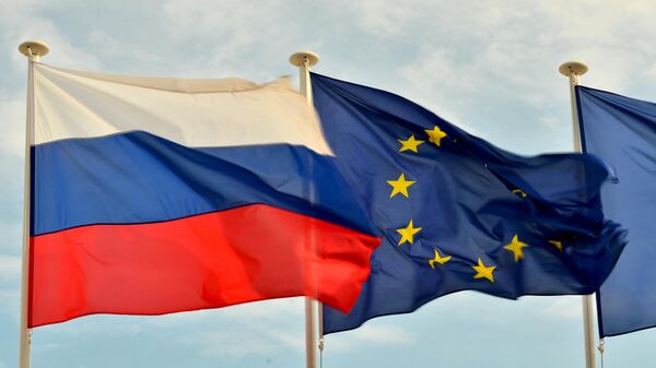 Bandeiras da Rússia, da UE e da França no calçadão de Nice - Sputnik Brasil