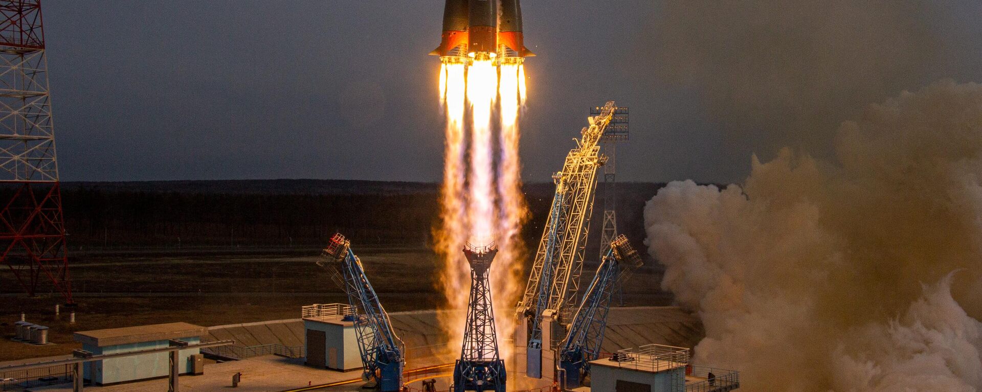 Lançamento do foguete portador Soyuz-2.1b, levando a bordo 36 satélites britânicos, do cosmódromo Vostochny - Sputnik Brasil, 1920, 11.08.2023