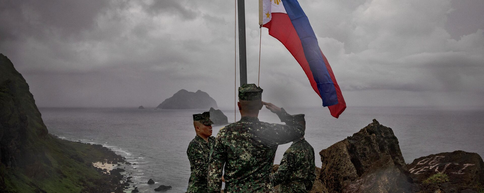 Soldados filipinos participam de cerimônia de hasteamento de bandeira na Ilha Mavulis, Batanes, 29 de junho de 2023 - Sputnik Brasil, 1920, 11.08.2023