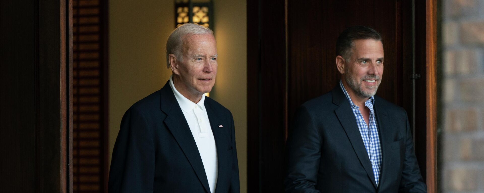 O presidente Joe Biden e seu filho Hunter Biden deixam a Igreja Católica do Espírito Santo em Johns Island, Carolina do Sul, depois de assistir a uma missa, 13 de agosto de 2022 - Sputnik Brasil, 1920, 12.08.2023