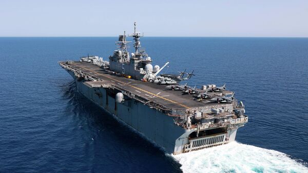 Navio de assalto anfíbio USS Bataan navega pelo mar Vermelho em 8 de agosto de 2023 - Sputnik Brasil