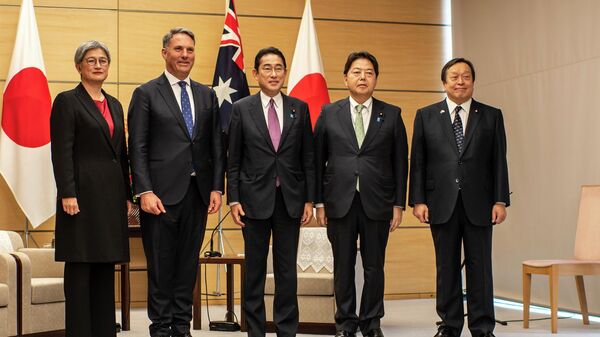 A partir da esquerda, o ministro das Relações Exteriores da Austrália, Penny Wong, o ministro da Defesa da Austrália, Richard Marles, o primeiro-ministro do Japão, Fumio Kishida, o ministro das Relações Exteriores do Japão, Yoshimasa Hayashi, e o ministro da Defesa do Japão, Yasukazu Hamada, posam para fotos no gabinete do primeiro-ministro em Tóquio - Sputnik Brasil