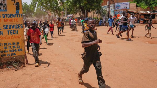 Crianças correm nas ruas de Niamei, Níger, 13 de agosto de 2023 - Sputnik Brasil