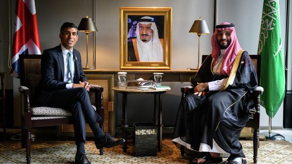 O primeiro-ministro britânico, Rishi Sunak, à esquerda, e o príncipe herdeiro Mohammed bin Salman, da Arábia Saudita, são vistos durante uma reunião bilateral na Cúpula do G20, 15 de novembro de 2022 em Nusa Dua, Bali, Indonésia - Sputnik Brasil