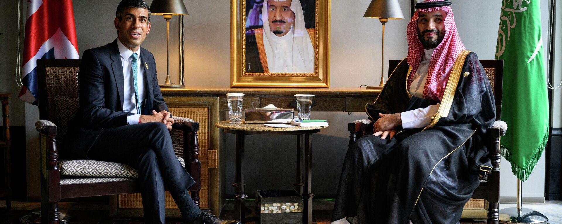O primeiro-ministro britânico, Rishi Sunak, à esquerda, e o príncipe herdeiro Mohammed bin Salman, da Arábia Saudita, são vistos durante uma reunião bilateral na Cúpula do G20, 15 de novembro de 2022 em Nusa Dua, Bali, Indonésia - Sputnik Brasil, 1920, 13.08.2023