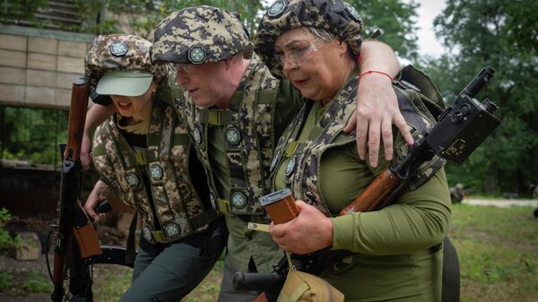 Voluntários praticam evacuação de soldado ferido durante treinamento militar para civis perto de Kiev, 11 de agosto de 2023 - Sputnik Brasil