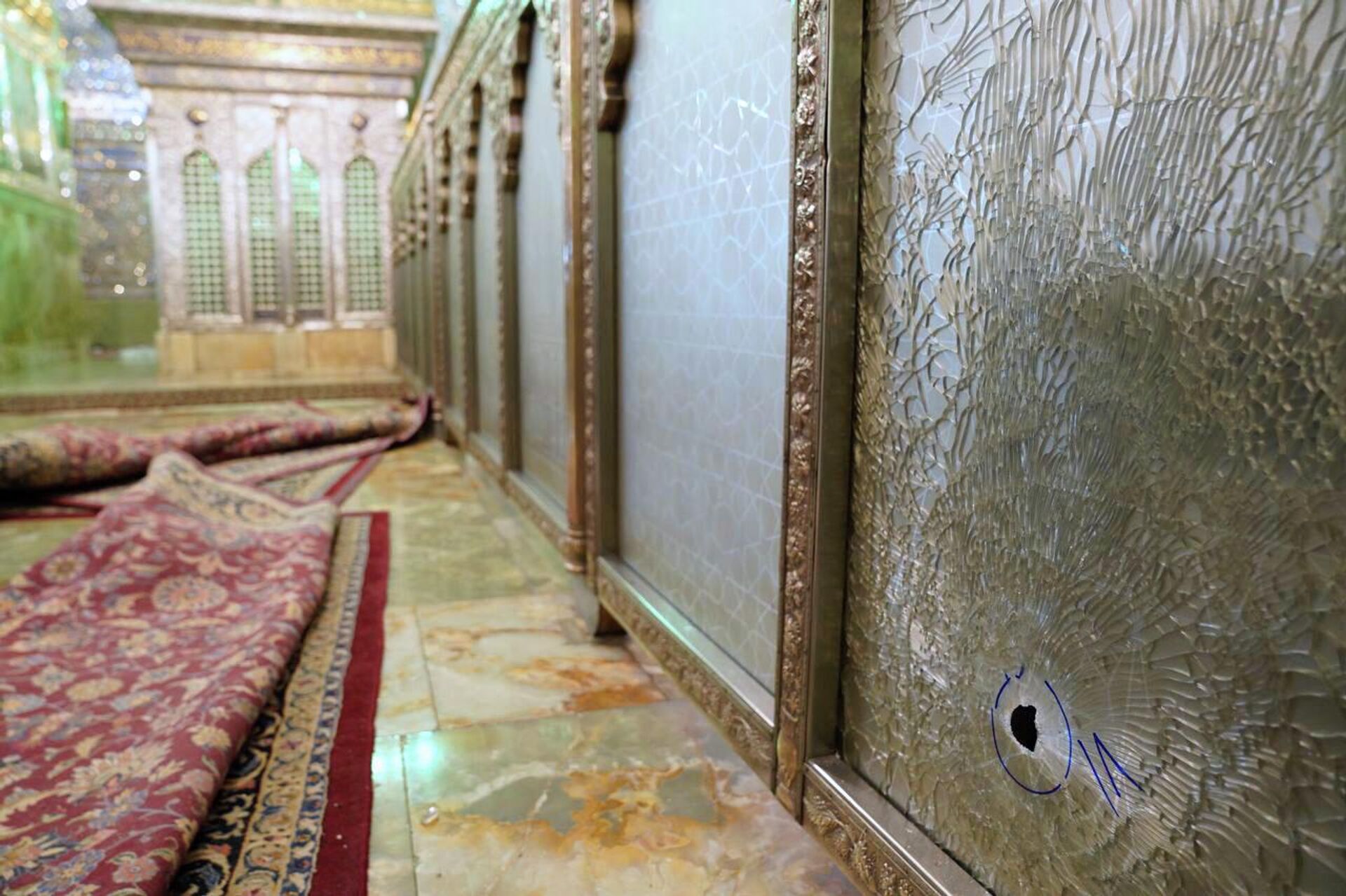 Um buraco de bala é visto em um vidro quebrado do santuário de Shah Cheragh na cidade de Shiraz, no sul do Irã, em um ataque ocorrido em 10 de outubro de 2022, matando 15 peregrinos, incluindo mulheres e crianças - Sputnik Brasil, 1920, 13.08.2023