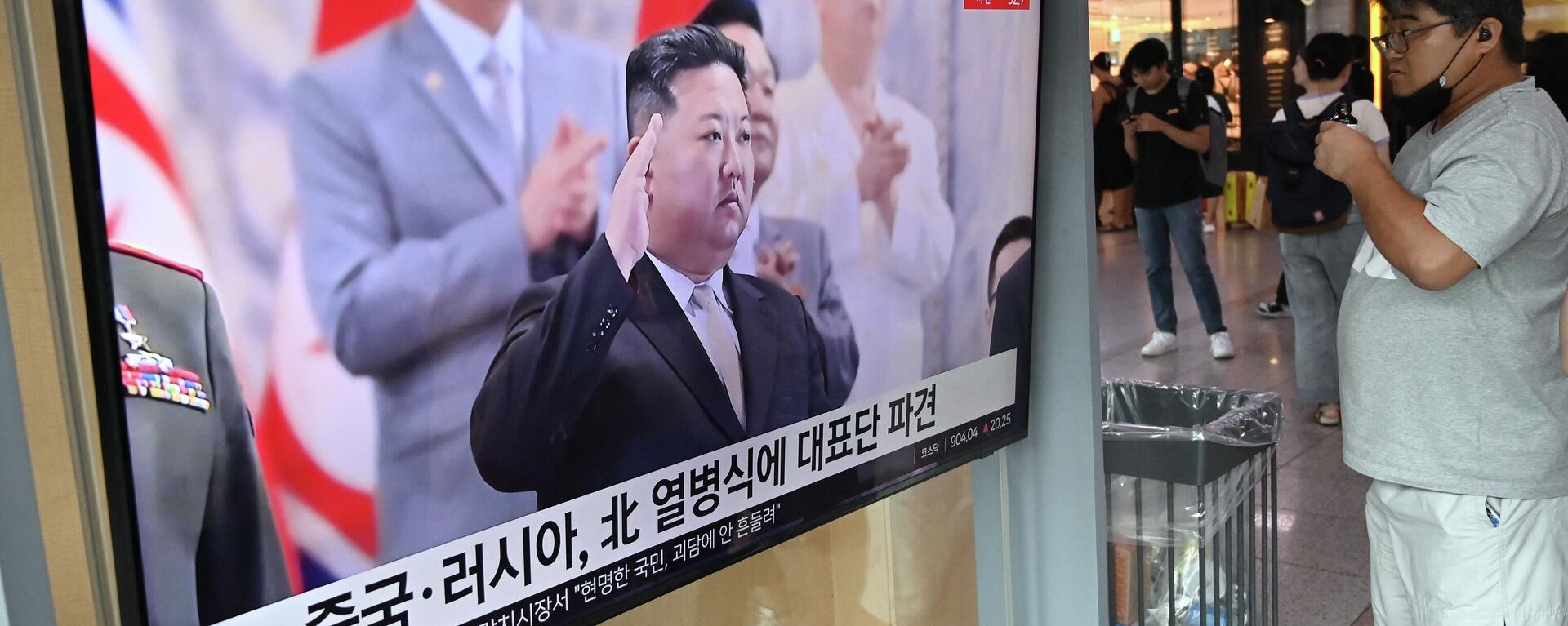 Homem assiste a tela de televisão mostrando noticiário com a presença de Kim Jong-Un, líder norte-coreano, participando de desfile militar realizado em Pyongyang, Coreia do Norte, em uma estação ferroviária em Seul, Coreia do Sul, 28 de julho de 2023 - Sputnik Brasil, 1920, 14.08.2023