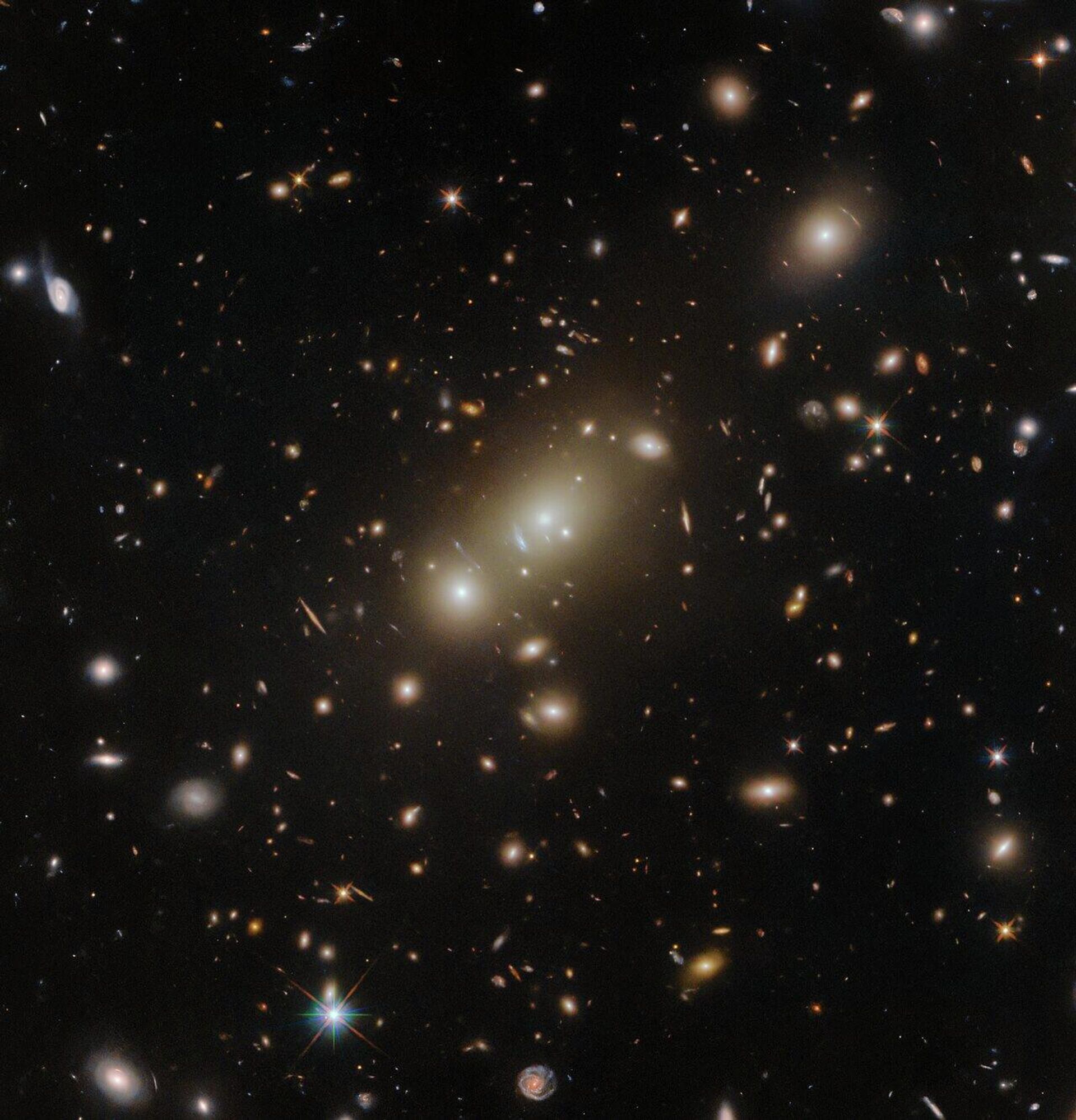Aglomerado de galáxias verdadeiramente massivo, denominado 2MASX J05101744-4519179, flagrado pelo Telescópio Espacial Hubble a aproximadamente 2,6 bilhões de anos-luz da Terra - Sputnik Brasil, 1920, 14.08.2023