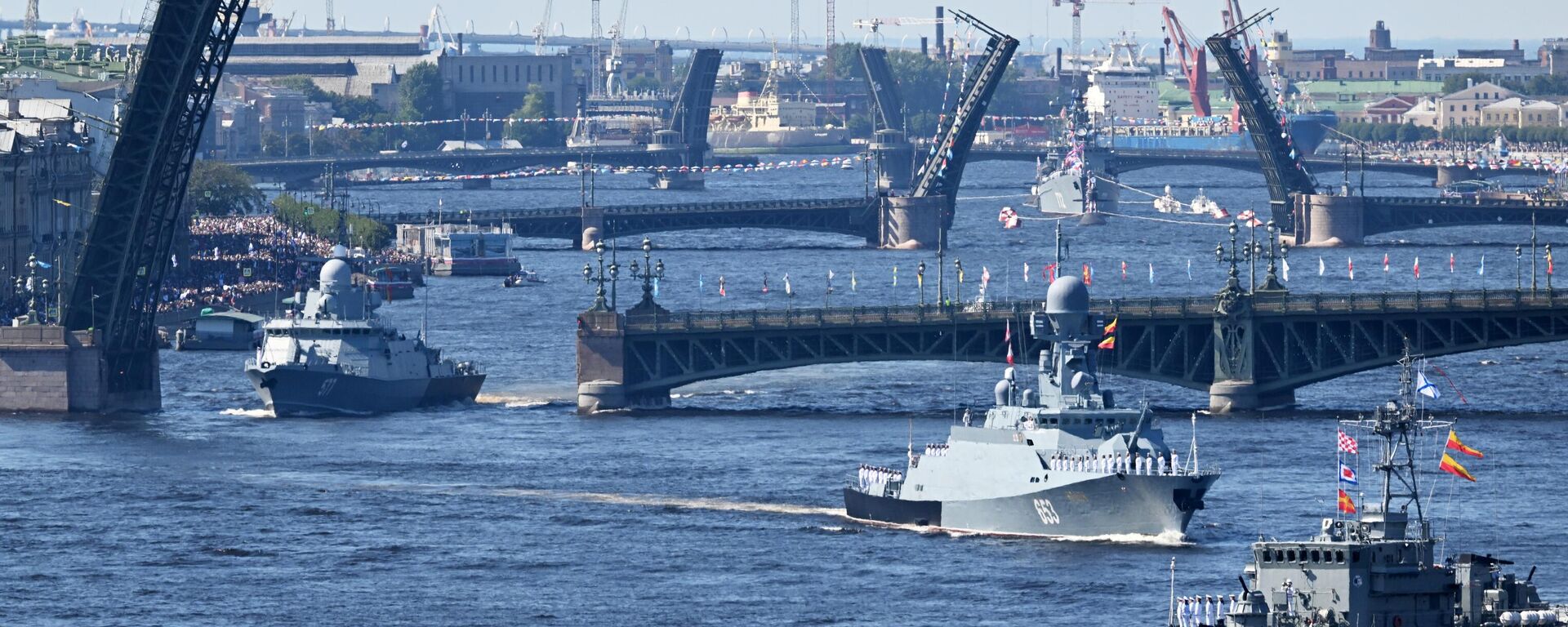 Navios de guerra navegam durante o desfile do Dia da Marinha Russa, em São Petersburgo, Rússia - Sputnik Brasil, 1920, 14.08.2023