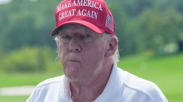 O ex-presidente Donald Trump cumprimenta jogadores e torcedores antes de torneio de golfe em Bedminster, Nova Jersey, em 13 de agosto de 2023 - Sputnik Brasil