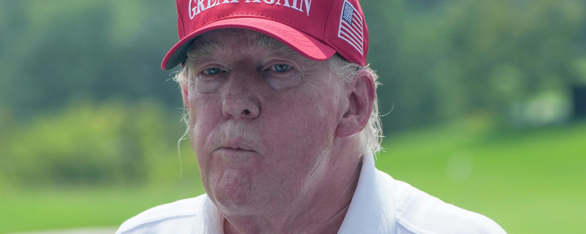O ex-presidente Donald Trump cumprimenta jogadores e torcedores antes de torneio de golfe em Bedminster, Nova Jersey, em 13 de agosto de 2023 - Sputnik Brasil, 1920, 19.12.2023