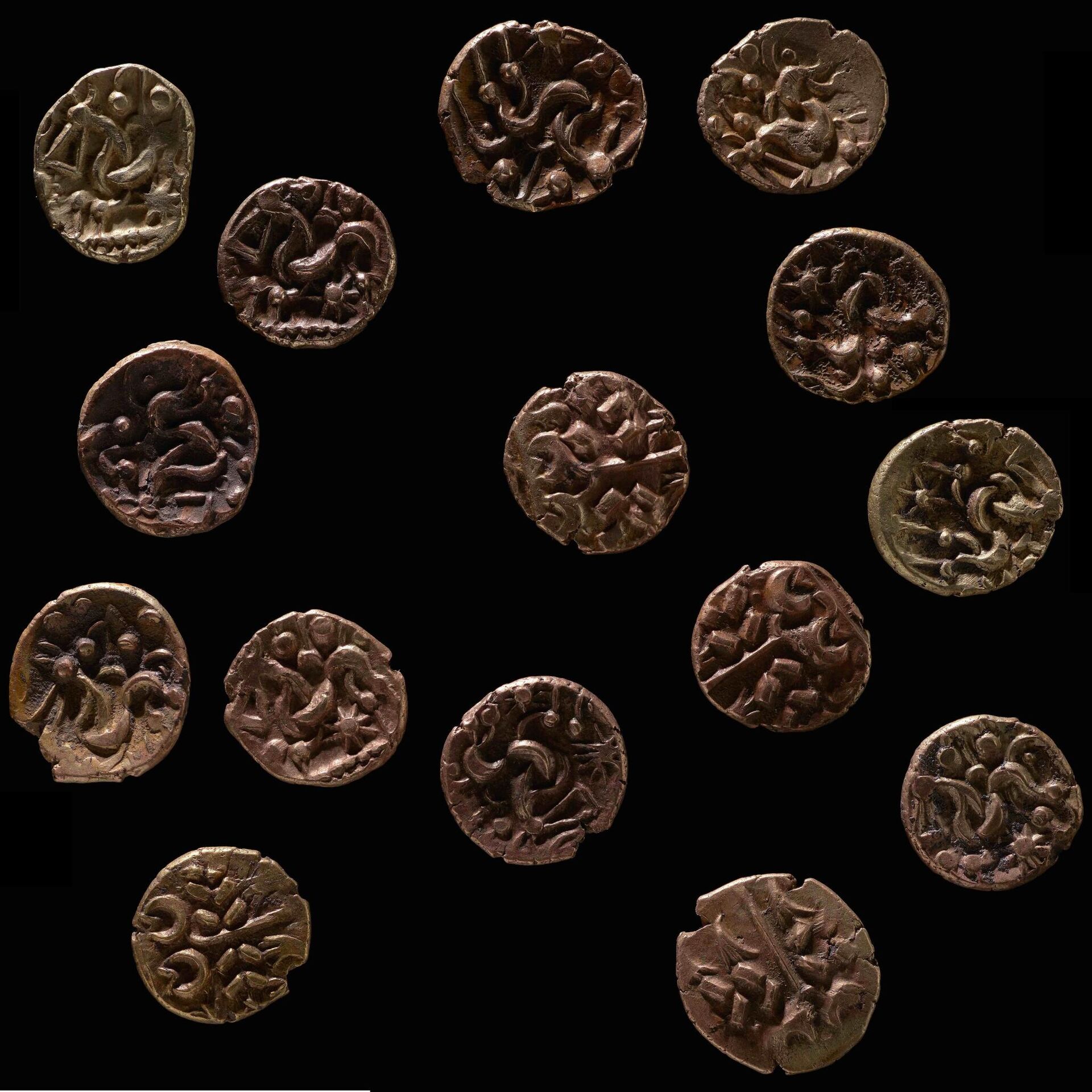 Um tesouro composto por 15 moedas de ouro da idade do Ferro foi descoberto na ilha de Anglesey, no País de Gales - Sputnik Brasil, 1920, 15.08.2023