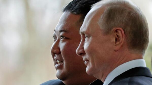 O presidente russo, Vladimir Putin (à direita), e o líder da Coreia do Norte, Kim Jong-un, posam para fotógrafos durante seu encontro em Vladivostok, Rússia (foto de arquivo) - Sputnik Brasil