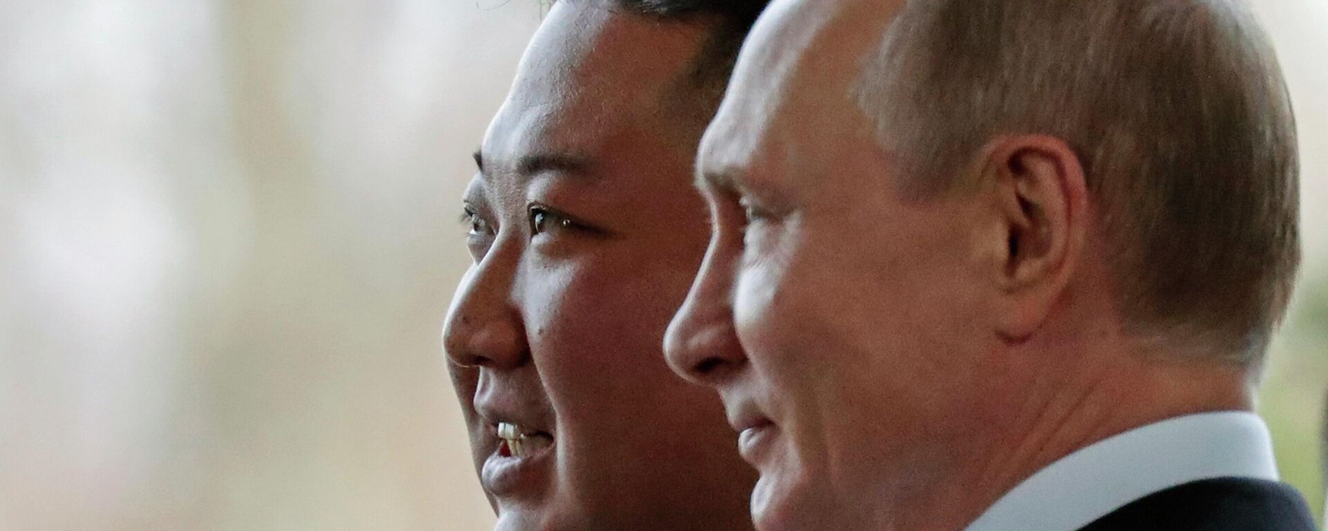 O presidente russo, Vladimir Putin (à direita), e o líder da Coreia do Norte, Kim Jong-un, posam para fotógrafos durante seu encontro em Vladivostok, Rússia - Sputnik Brasil, 1920, 08.09.2023