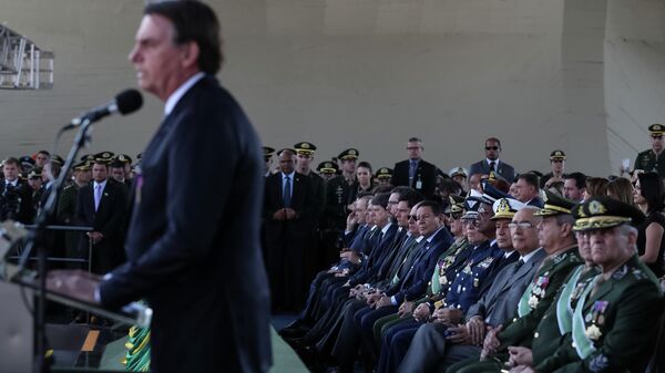 Presidente da República, Jair Bolsonaro, durante  cerimônia do Dia do Soldado, com imposição da Medalha do Pacificador e da Medalha do Exército Brasileiro  - Sputnik Brasil