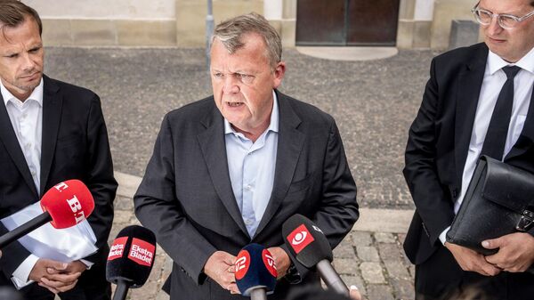 O ministro dinamarquês das Relações Exteriores, Lars Loekke Rasmussen com jornalistas após um briefing de membros do Parlamento dinamarquês sobre as reações internacionais à queima do Alcorão em Copenhague em 31 de julho de 2023 - Sputnik Brasil