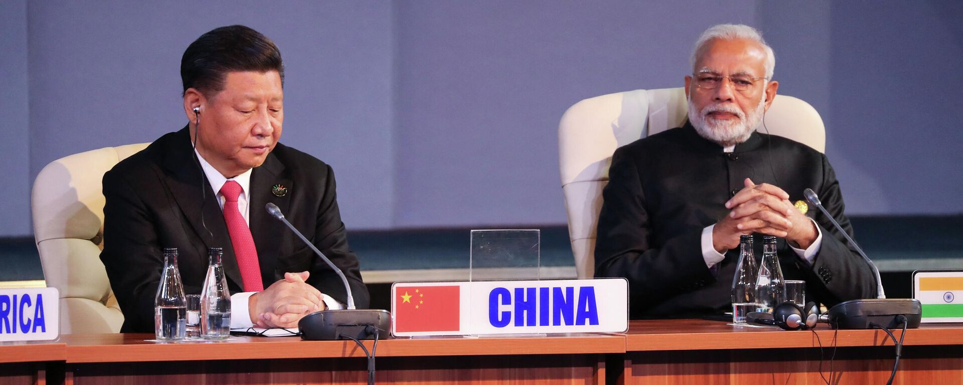 O presidente da China, Xi Jinping, e o primeiro-ministro da Índia, Narendra Modi, participam de uma reunião durante a 10ª cúpula do BRICS  - Sputnik Brasil, 1920, 16.08.2023