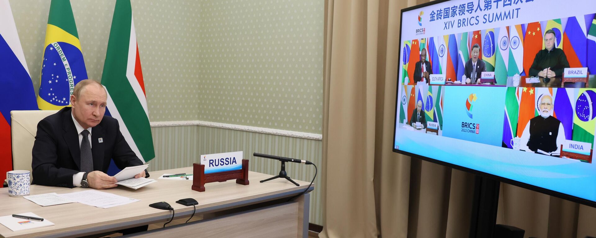 O presidente russo, Vladimir Putin, participa da XIV Cúpula do BRICS em formato virtual por videochamda, na região de Moscou, na Rússia - Sputnik Brasil, 1920, 16.08.2023