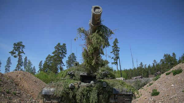 Um tanque Challenger 2 pertencente ao Exército britânico, visto durante exercícios da OTAN na Estônia, 20 maio de 2023 - Sputnik Brasil