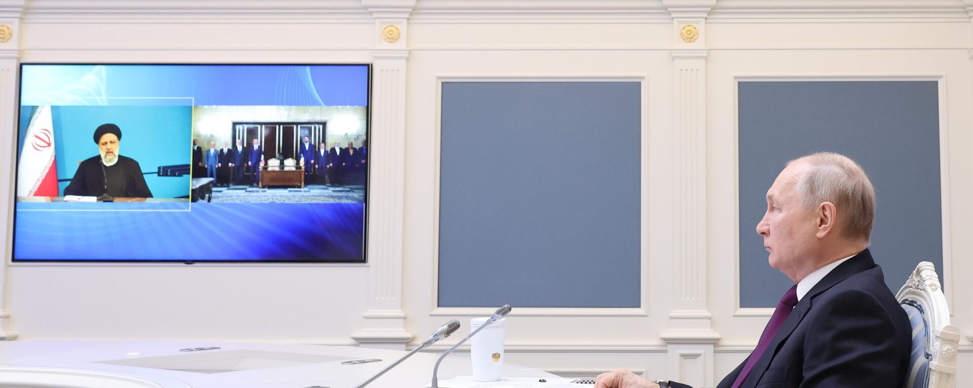 O presidente russo, Vladimir Putin, juntamente com o presidente iraniano, Ebrahim Raisi, participa da cerimônia de assinatura do acordo para a construção da ferrovia Rasht-Astara por videoconferência no Kremlin, em Moscou, na Rússia - Sputnik Brasil, 1920, 17.08.2023