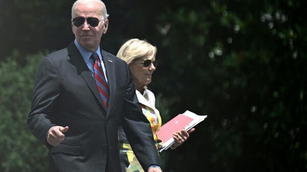 Joe Biden, presidente dos EUA, e Jill Biden, primeira-dama dos EUA, caminham para embarcar no avião privado presidencial Marine One na Casa Branca em Washington, EUA, 14 de julho de 2023 - Sputnik Brasil